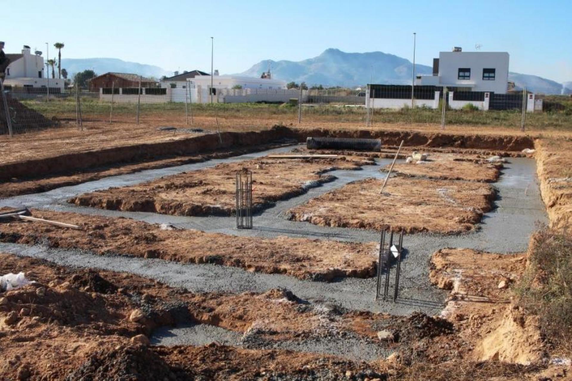 Moderne Villa nur wenige Gehminuten von der historischen Stadt Aspe entfernt in Medvilla Spanje