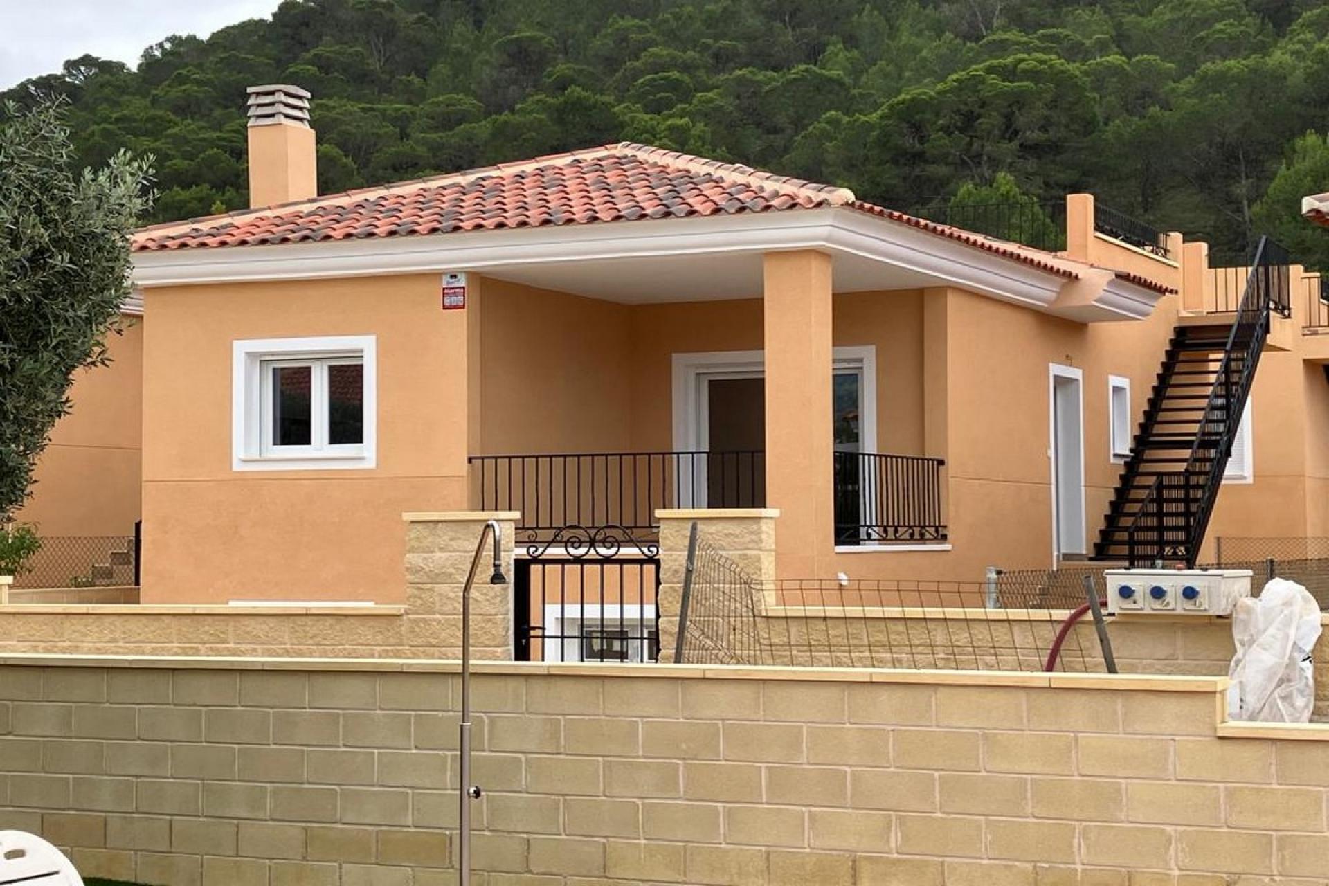 Günstiges Einfamilienhaus zum Verkauf im Landesinneren von Alicante in Medvilla Spanje