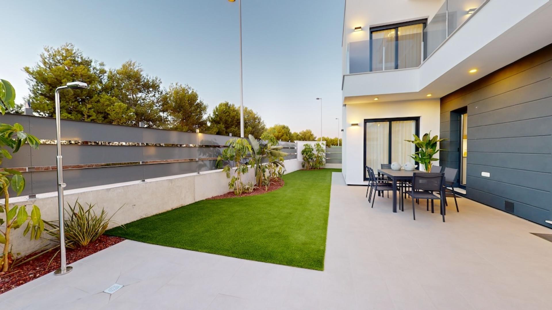 Moderne Villen mit Blick auf den Golfplatz in der Nähe von Murcia in Medvilla Spanje