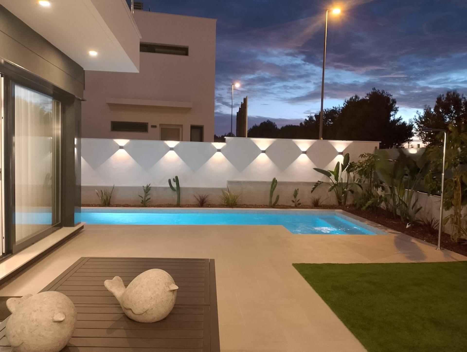 Moderne Villen mit Blick auf den Golfplatz in der Nähe von Murcia in Medvilla Spanje